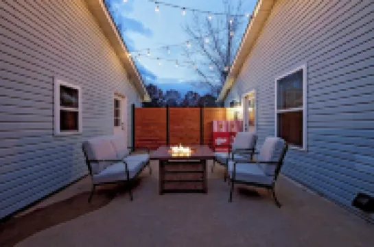 B-Town Retreat~10Min IU~2 K Beds~Huge Kitchen~Private Patio~Fire Pit+Ping Pong