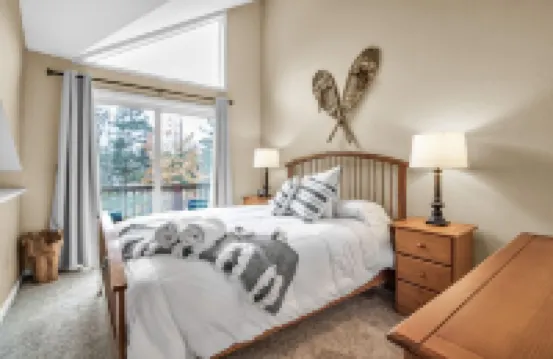 Modern Retreat with Stunning Views. Holiday Valley Across the Street! Sleeps 8