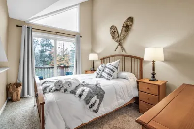 Ellicottville Townhouse 3-bed 2-bath across from Holiday Valley ⛷ Sleeps 8