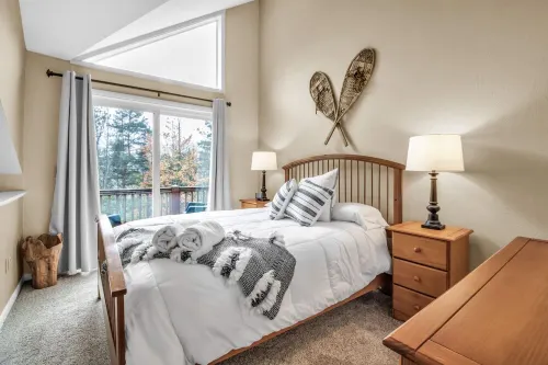 Modern Retreat with Stunning Views and Pool Just Across the Street! Sleeps 8!