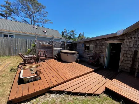 Unique Redwood home built 1920 with hot tub & short walk to the Elk beach Отели рядом с достопримечательностью «Наварро Пойнт Презерв энд Синик Трейл»