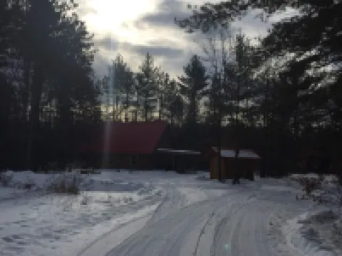 Private Red Roof Cabin - Rustic Log Cabin In The Woods! โรงแรมในJackson County