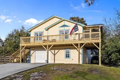 Boho Sound-side Bungalow- Close to beach, sound, shopping, restaurants