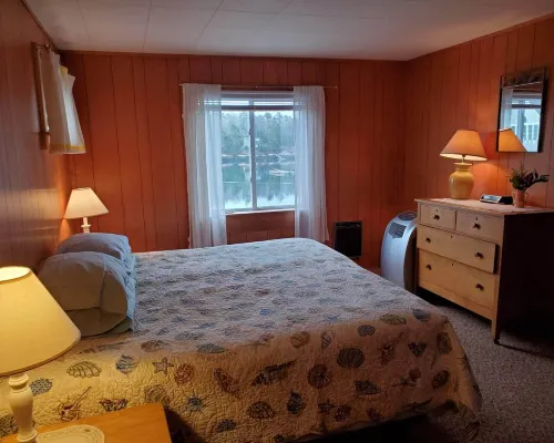3 one-bedroom fully equipped cottages with free WIFI /weekly rental Hotels in Southport