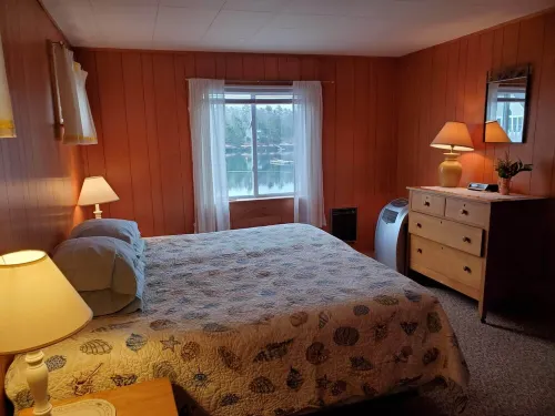 3 one-bedroom fully equipped cottages with free WIFI /weekly rental