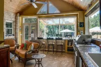 Romantic Getaway Cottage with Hot Tub and Resort Amenities