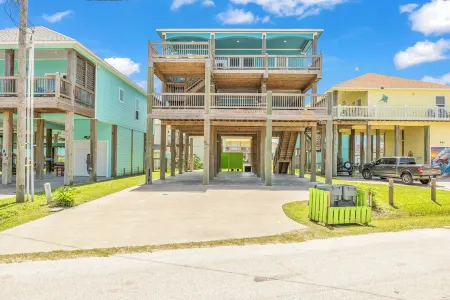 Views from 2 decks - 1000ft to the sand - HUGE deck with bar, views and games