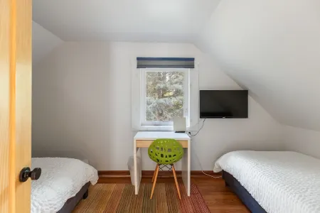 Relaxing Retreat: 7 mins to both Mountain and Village: Ski, Bike, Hike & Unwind