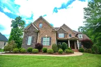 Luxury Home with Office and Man Cave-Ideal for Families, Couples & Market Guests