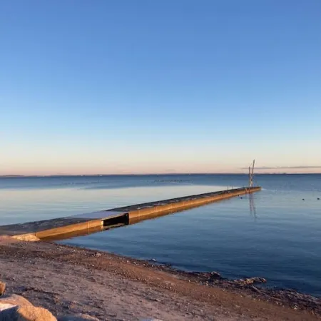 Ein Haus mit Garten am Meer