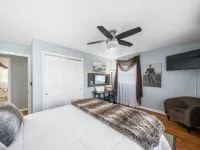 Beautiful Home only Steps to the Pro Football Hall of Fame, Sleeps up to 12! Hotels in Canton