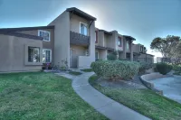 *Upgraded 3 Bedroom Condo w/ Fireplace  A/C & BBQ Отели рядом с достопримечательностью «Парк Лодербах»