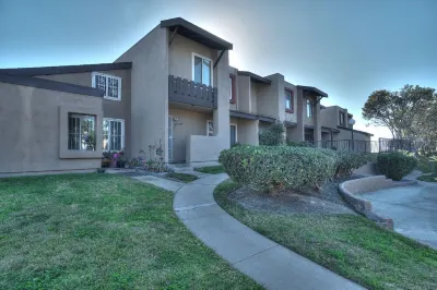 *Upgraded 3 Bedroom Condo w/ Fireplace  A/C & BBQ Hotels in der Nähe von DeVore Stadium