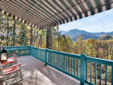 Decorated Christmas Log Cabin with Mountain View, Hot Tub, Pool Table, Sleeps 10