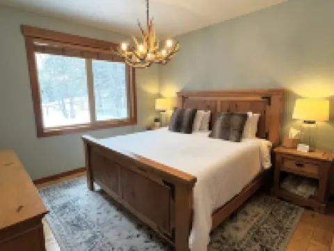 Family Fun Getaway w/Pool, Private Hot Tub, Games & BBQ! Hotels in Ronald