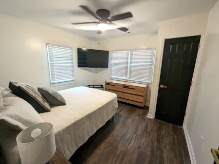 Adorable cottage,  completely renovated, pet friendly Отели рядом с достопримечательностью «DEFY Augusta»