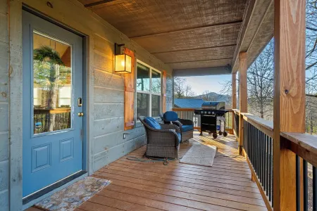 The Painted Peak - Fast WiFi, Dog-Friendly, Firepit, Mountain Getaway!