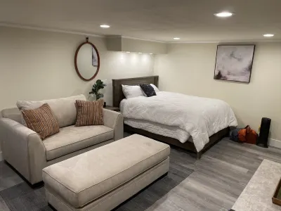 Beautiful & Large Garden Level Studio Hotel in zona John Chambers Technology Center