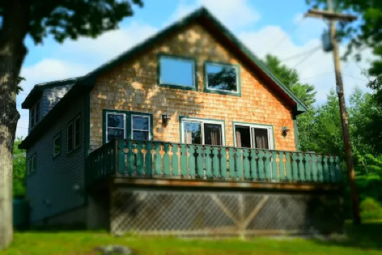 River Ellis Chalet: Cozy Chalet w private Jacuzzi & access to Swimming Pool