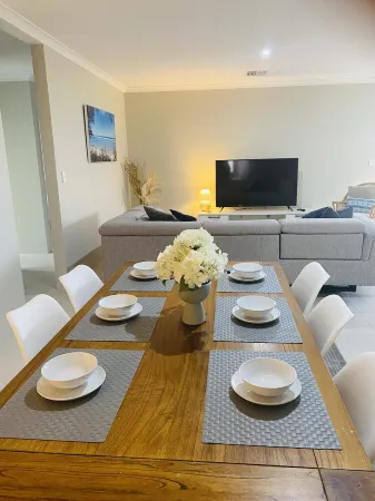 Brand New 5 Bedroom Home 1km from the Beautiful Busselton Beaches Отели в г. Джограф