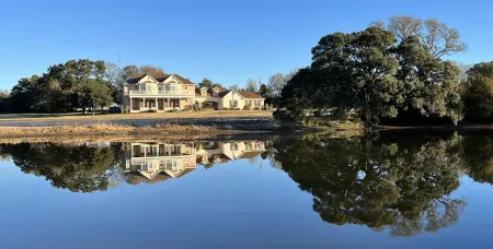 Modern Barndominium on 20 quiet acres 10 miles from Round Top Antique Fair