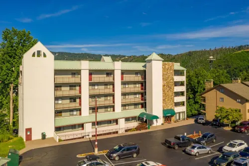 Walk to Downtown Gatlinburg - 4 minute walk - No Parking Hassles - Stunning View - Private Pools