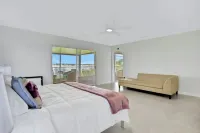 Renovated Lakefront, 4 Bdrms, 3 Bath, Dock, Sunset Views, Huge Screened Porch 레이크 준 공원 주변 호텔