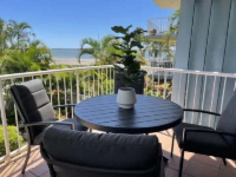 Beachfront and pool views from the balcony _ 5 min walk to the beach. Hotels near Urangan