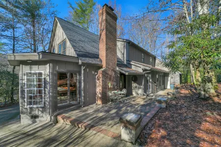 Amazing Connestee Mountain Home Hideaway Отели в г. Данс Рок