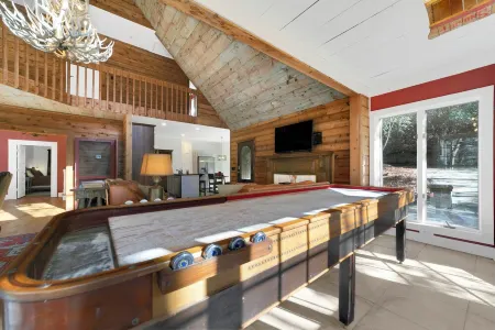 Amazing Connestee Mountain Home Hideaway Отели в г. Данс Рок