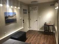 Pet friendly Bungalow. Close to Downtown and Mountains!