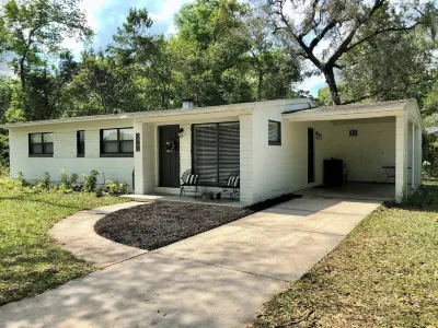 Cozy Gainesville Getaway 1.7 miles from Stadium! Hotels near Ben Hill Griffin Stadium