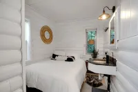 Sunset Shores: Waterfront Cottage on Vashon Island