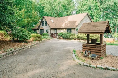 NEW 3BR+Loft, Lakefront, Dock, Firepit, Kayaks