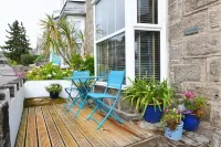 Cornish Pearl. Spacious three bedroom cottage 400 yards to the beach inc parking