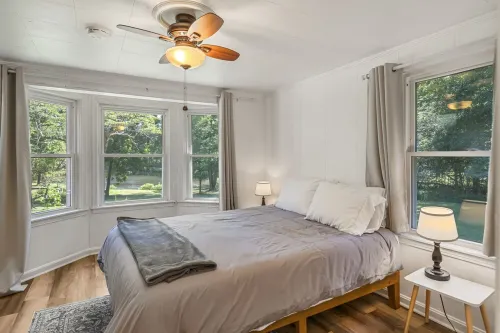 Lakeside, 2-Bedroom Cottage with Fire Pit in Dickson