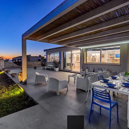 Villa Nettuno, enchanting contemporary villa, seafront , with pool