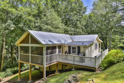 ❤️1937 Cabin near Lake Glenville - 50 Acre Estate - Private Hike & Views! 10⭐️ Hotels in Hamburg