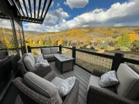 NEW MODERN SKI TOWNHOME WITH AMAZING MOUNTAIN VIEWS, PRIVATE HOT TUB, FIRE PLACE