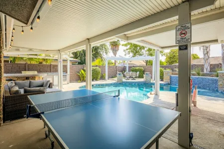 Hot Tub & Pool with 5 Cozy Bedrooms Отели рядом с достопримечательностью «Oh Wow Nickel Arcade»