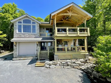 Amazing Sunset View, 1 Mile to Ski, Sauna, Hot Tub, Wi-Fi, Game Room, Bonfire