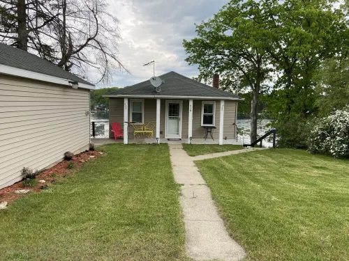 Lakefront Cottage- big enough for your family,  plus more!