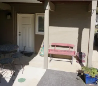 Relax in downtown Brevard. 布里瓦德住宿飯店