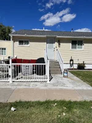 Cozy home just 5 mins from I80 Hotel dekat Cody Park Railroad Museum