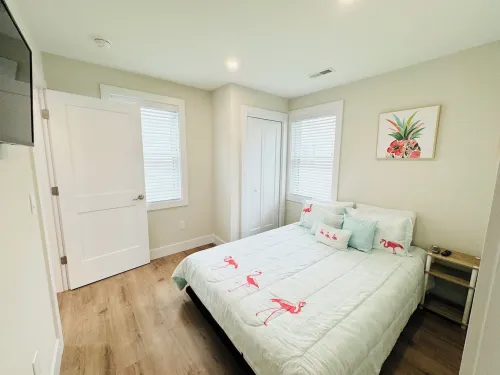 Beautiful NEW Beach Block Apartment - Walk Everywhere!