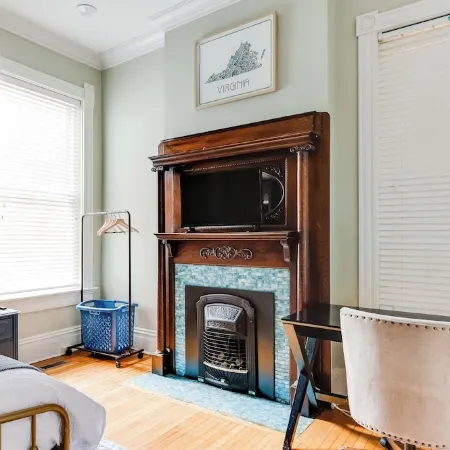 Charming 2-bedroom house with WiFi, AC, & Patio in the heart of Richmond!