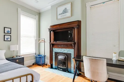 Charming 2-bedroom house with WiFi, AC, & Patio in the heart of Richmond! - 3 ดาว