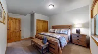 Prime River Frontage Home/ AC/1mi to EP & 2mi to Rmnp/Fish Outside Your Door!