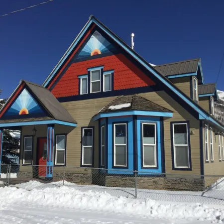 Cozy Mountain View home just blocks from center of town.