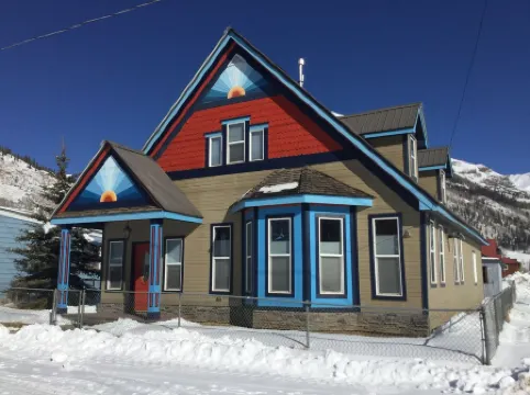 Cozy Mountain View home just blocks from center of town.
